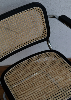 Silla Cesca Negro c/apoya brazos - comprar online