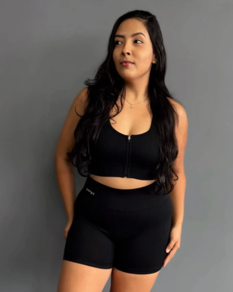 Conjunto de short e top com zíper preta canelado alta compressão