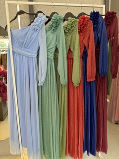 Vestido manga nula com aplicação no ombro