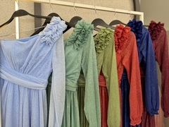 Vestido manga nula com aplicação no ombro
