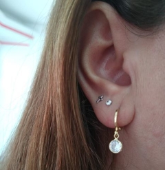BRINCO ARGOLA FOLHEADA COM ZIRCONIA