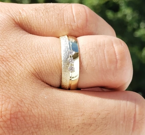 ALIANÇA FOLHEADA ANATOMICA FRISO CENTRAL METADE DIAMANTADA  7MM