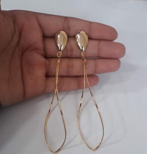 BRINCO MODERNO LONGO FOLHEADO A OURO