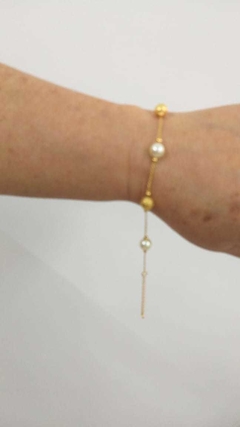 PULSEIRA FOLHEADA DE PEROLA E BOLA FOSCA