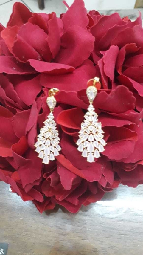 BRINCO FOLHEADO PEDRA  ROSA