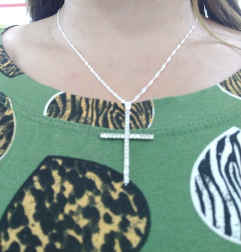 CORRENTE FOLHEADA A PRATA COM PINGENTE CRUZ ESTRAZ