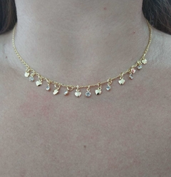 CHOCKER FOLHEADO COM CORAÇAO E CRISTAL