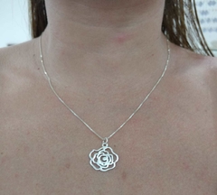 CORRENTE PRATA COM PINGENTE ROSA