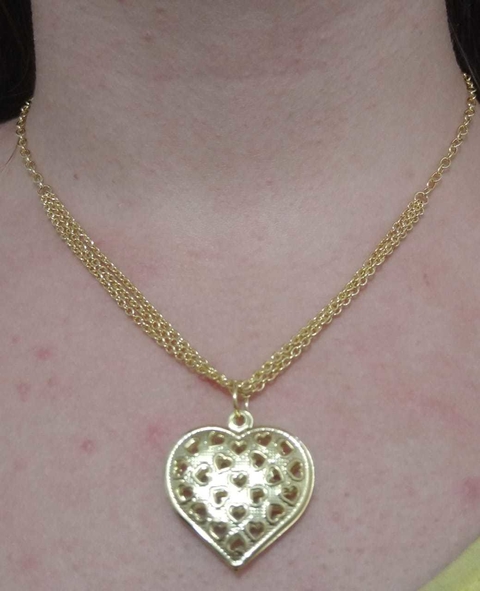 GARGANTILHA FOLHEADA COM CORAÇAO