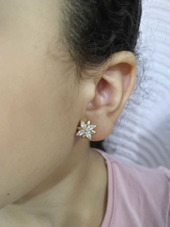 BRINCO FOLHEADO A OURO FLOR  ZIRCONIA