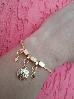 PULSEIRA FOLHEADA COM PINGENTES