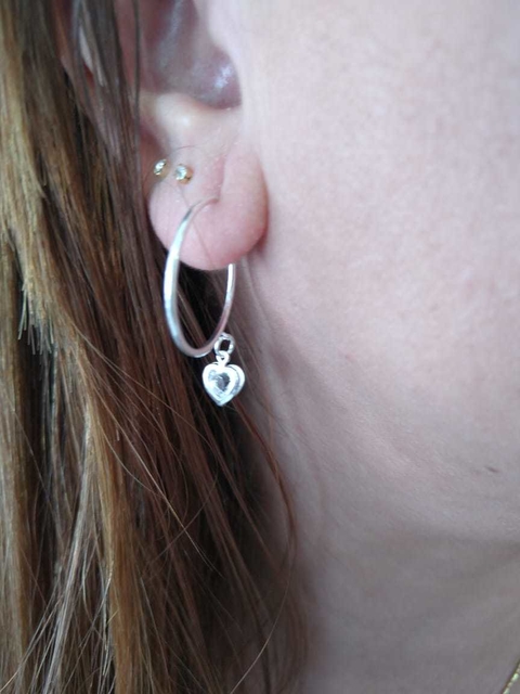 BRINCO ARGOLA FOLHEADO A PRATA COM PINGENTE CORAÇAO