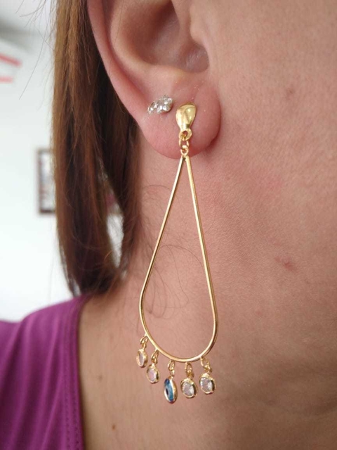 BRINCO FOLHEADO PINGENTE CRISTAIS