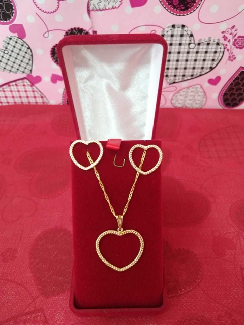 CONJUNTO FOLHEADO CORAÇÃO VAZADO