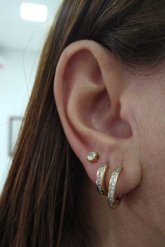 BRINCO FOLHEADO ARGOLA ZIRCONIA
