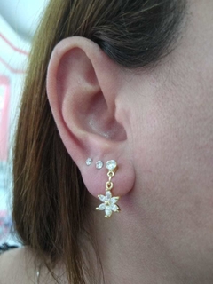 BRINCO FOLHEADO PINGENTE FLOR