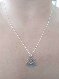CORRENTE PRATA VENEZIANA COM PINGENTE FLOR DE LOTUS