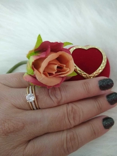 ANEL SOLITARIO FOLHEADO COM ZIRCONIA
