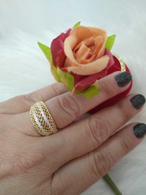 ANEL FOLHEADO VAZADO COM ZIRCONIA