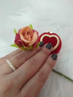 MEIA ALIANÇA FOLHEADA COM ZIRCONIA E BOLINHAS