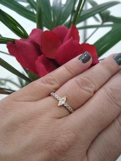 ANEL FOLHEADO COM NAVETE ZIRCONIA CENTRAL