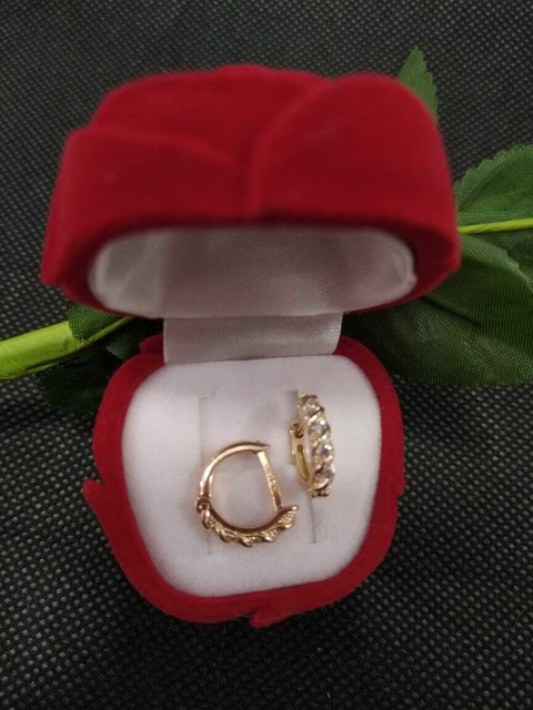 BRINCO ARGOLA FOLHEADO COM ZIRCONIA