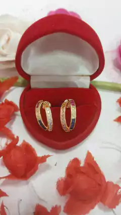 BRINCO FOLHEADO COM PEDRAS COLOR ZIRCONIA