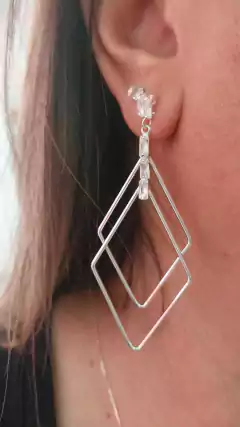 BRINCO FOLHEADO A PRATA PINGENTE TRIANGULO