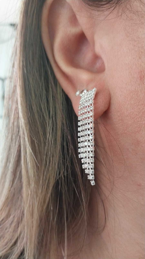 BRINCO FOLHEADO LONGO STRASS