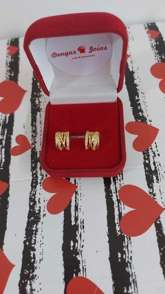 BRINCO FOLHEADO CARRE COM PEDRAS ZIRCONIA