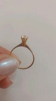 ANEL SOLITÁRIO ARO FINO COM DETALHE PRATEADO - comprar online