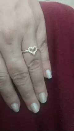 ANEL FOLHEADO CORAÇÃO CRAVEJADO VAZADO NO CENTRO