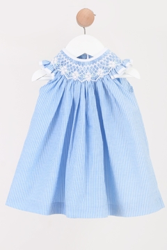 Vestido bobito de voile rayado celeste claro y celeste oscuro con punto smock