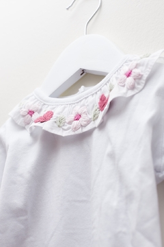 Body de algodón manga larga con volado y flores grandes bordo, rosa y verde bordadas - comprar online