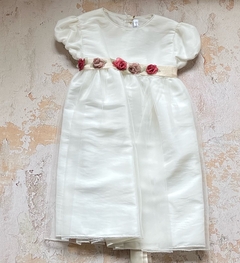 Vestido manga corta tul de ilusión con forro de taftan con faja con 5 flores bordeau y beige
