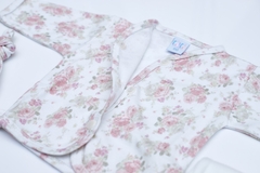 Set new born de algodón PIMA: Ranita, gorrito y batita blanco con flores rosas y verdes