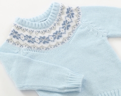 Sweater de lana celeste con guarda blanca, aero y gris