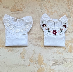 Remera de algodón manga larga con volado y bordado blanco - comprar online