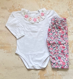 Body de algodón manga larga con volado con flores grandes rosa, dior y verdes bordadas - comprar online