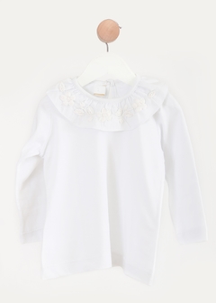 Remera de algodón manga larga con volado y bordado blanco