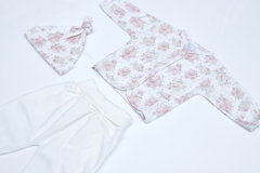 Set new born de algodón PIMA: Ranita, gorrito y batita blanco con flores rosas y verdes en internet