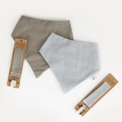 Conjunto babero bandana de tussor con portachupete liso