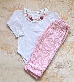 Body de algodón manga larga con volado y flores grandes bordo, rosa y verde bordadas en internet
