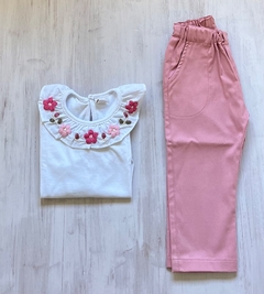 Remera de algodón manga larga con volado con flores rosa viejo, rosa bebe y verde bordadas