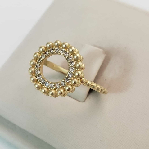 Anel folheado em ouro 18k com design de bolinhas e detalhe redondo com zircônias.