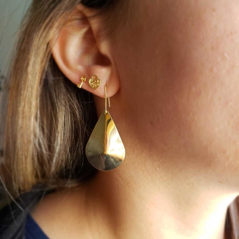 Brinco-anzol-formato-gota-folheado-em-ouro-18k