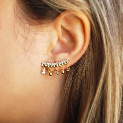 Brinco-ear-cuff-com-zirconias-quadradas-e-zirconias-penduradas-na-ponta-redondas-folheado-em-ouro-18