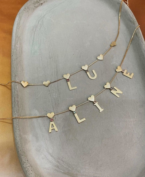 colar-chocker-coraçoes-e-letras-folheado-em-ouro-18k