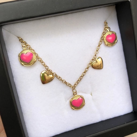 colar-comprido-com-pingentes-redondos-com-coraçao-em-resina-rosa-e-pingentes-formato-coraçao-folheado-em-ouro-18k