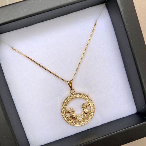 Colar-mandala-vazada-filhos-com-zirconias-e-dois-meninos-folheado-em-ouro-18k